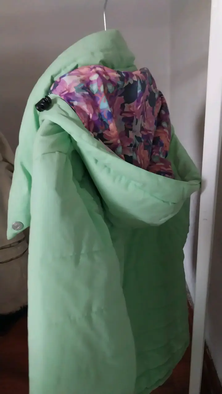 Chaqueta acolchada verde con capucha floral - 1