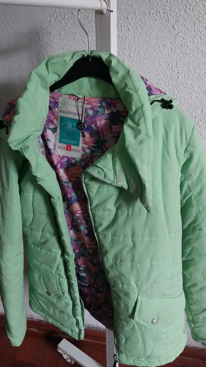 Chaqueta acolchada verde con capucha floral - 3