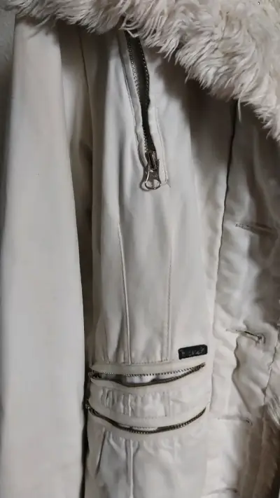 Chaqueta de invierno blanca con forro de piel sintética - miniatura 1