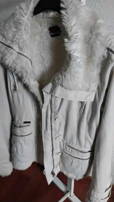 Chaqueta de invierno blanca con forro de piel sintética - miniatura 2