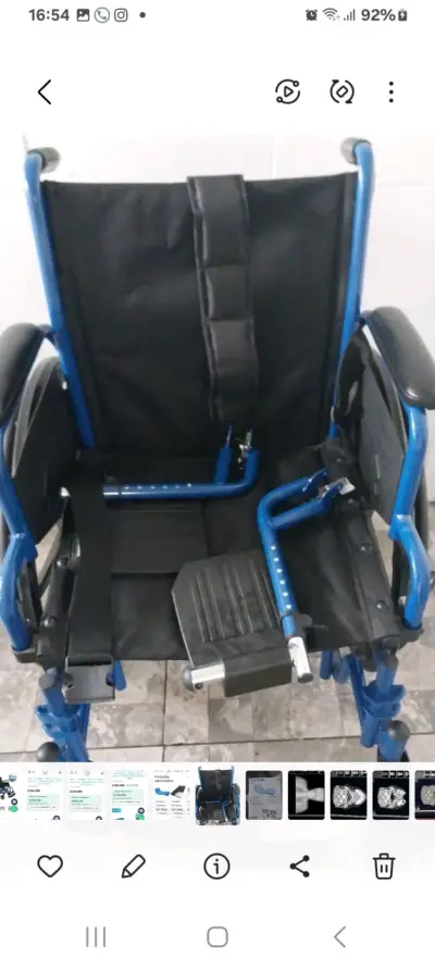 Silla de ruedas plegable azul en buen estado - miniatura 1