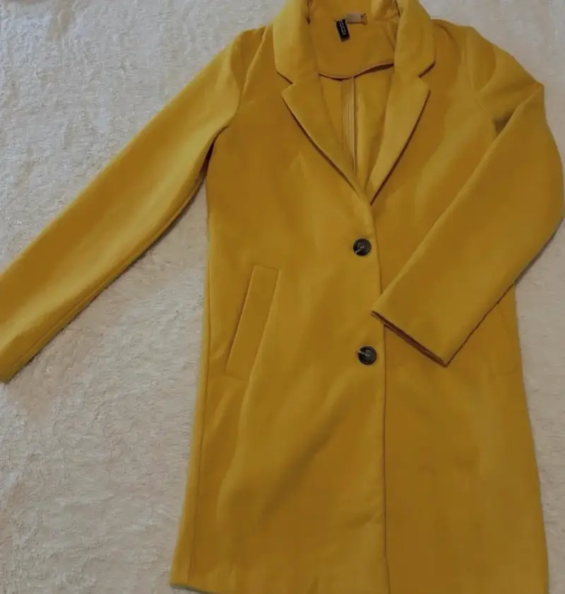 Abrigo amarillo mostaza para mujer con botones - 1