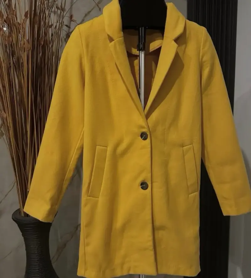 Abrigo amarillo mostaza para mujer con botones - 2