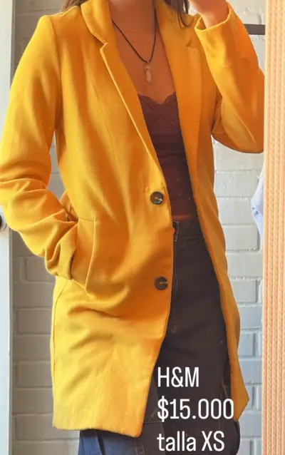 Abrigo amarillo mostaza para mujer con botones - miniatura 3