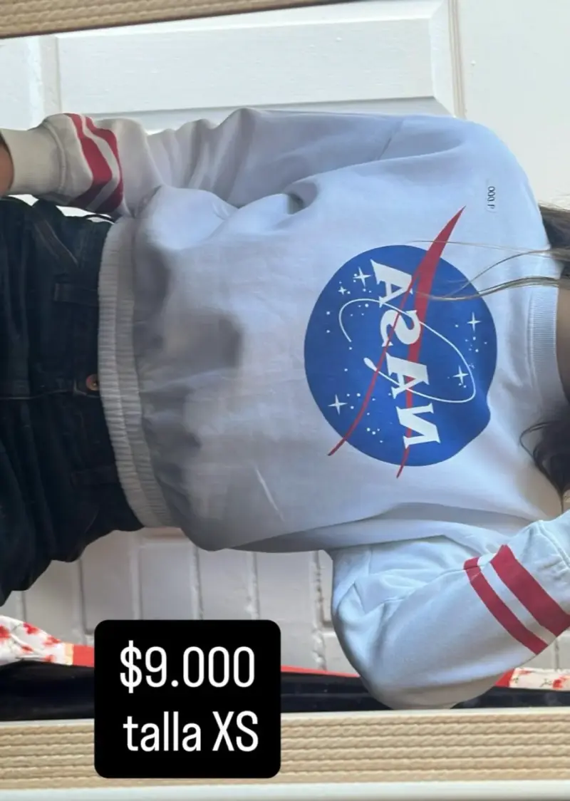 Polerón blanco NASA con diseño moderno - 3