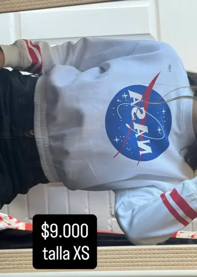 Polerón blanco NASA con diseño moderno - miniatura 3