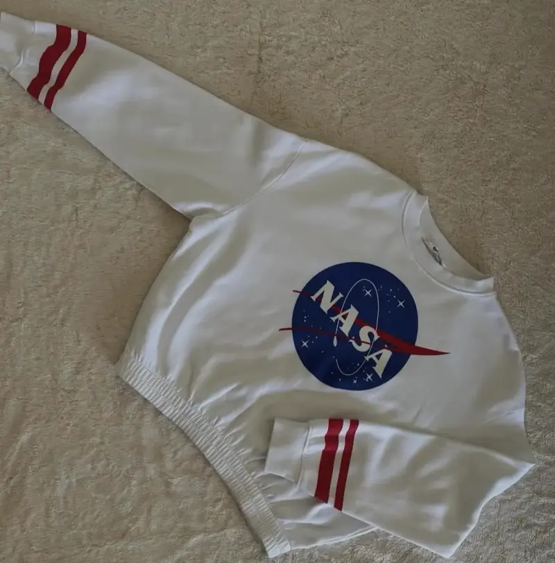 Polerón blanco NASA con diseño moderno - 1