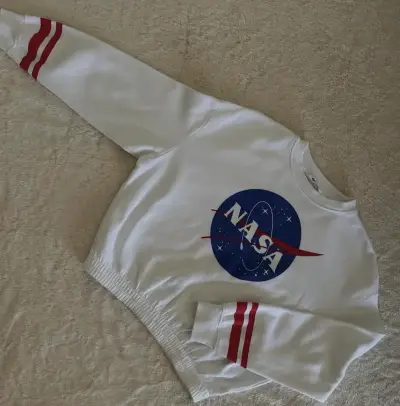 Polerón blanco NASA con diseño moderno - miniatura 1