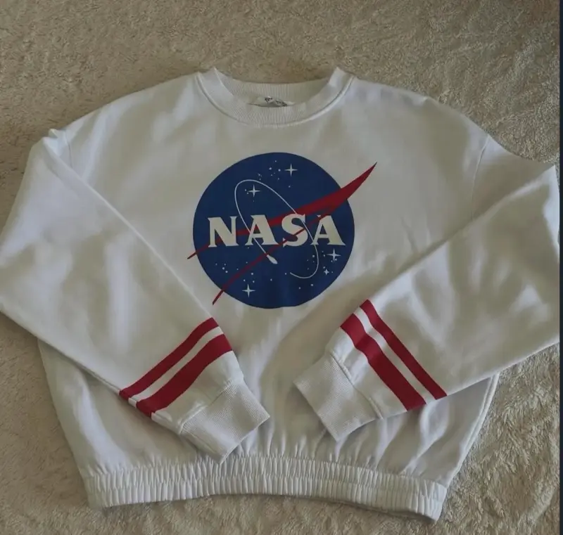 Polerón blanco NASA con diseño moderno - 2