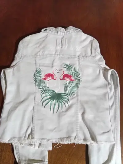 Chaqueta de mezclilla blanca con diseño de flamencos - miniatura 1