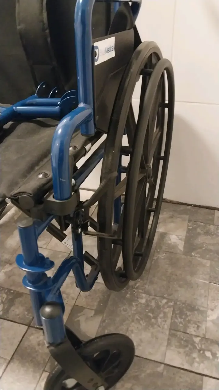 Silla de ruedas plegable azul en buen estado - 2