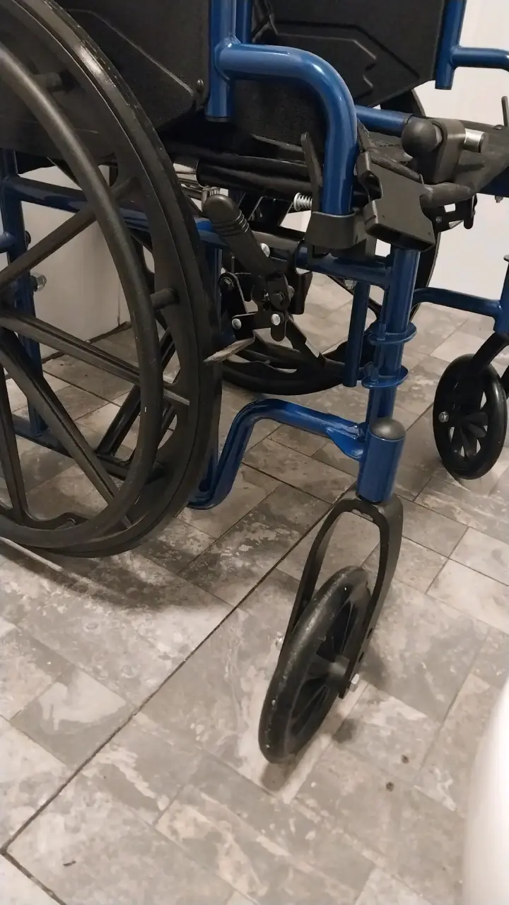 Silla de ruedas plegable azul en buen estado - 3