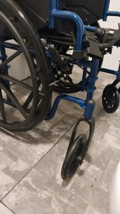 Silla de ruedas plegable azul en buen estado - miniatura 3
