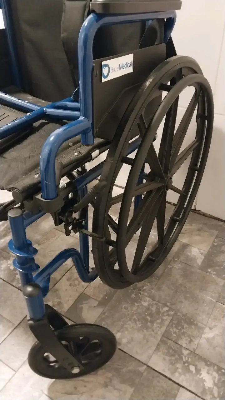 Silla de ruedas plegable azul en buen estado - 4