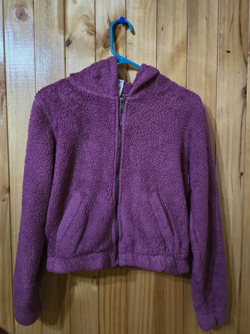 Chaqueta de lana sintética morada con capucha
