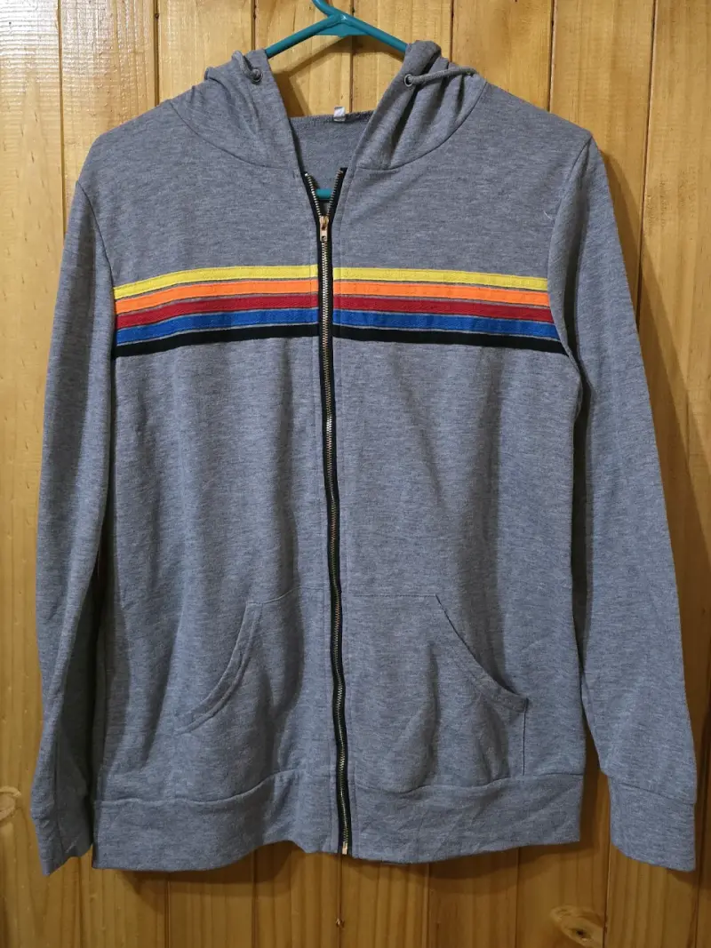 Polerón gris con capucha y franjas coloridas
