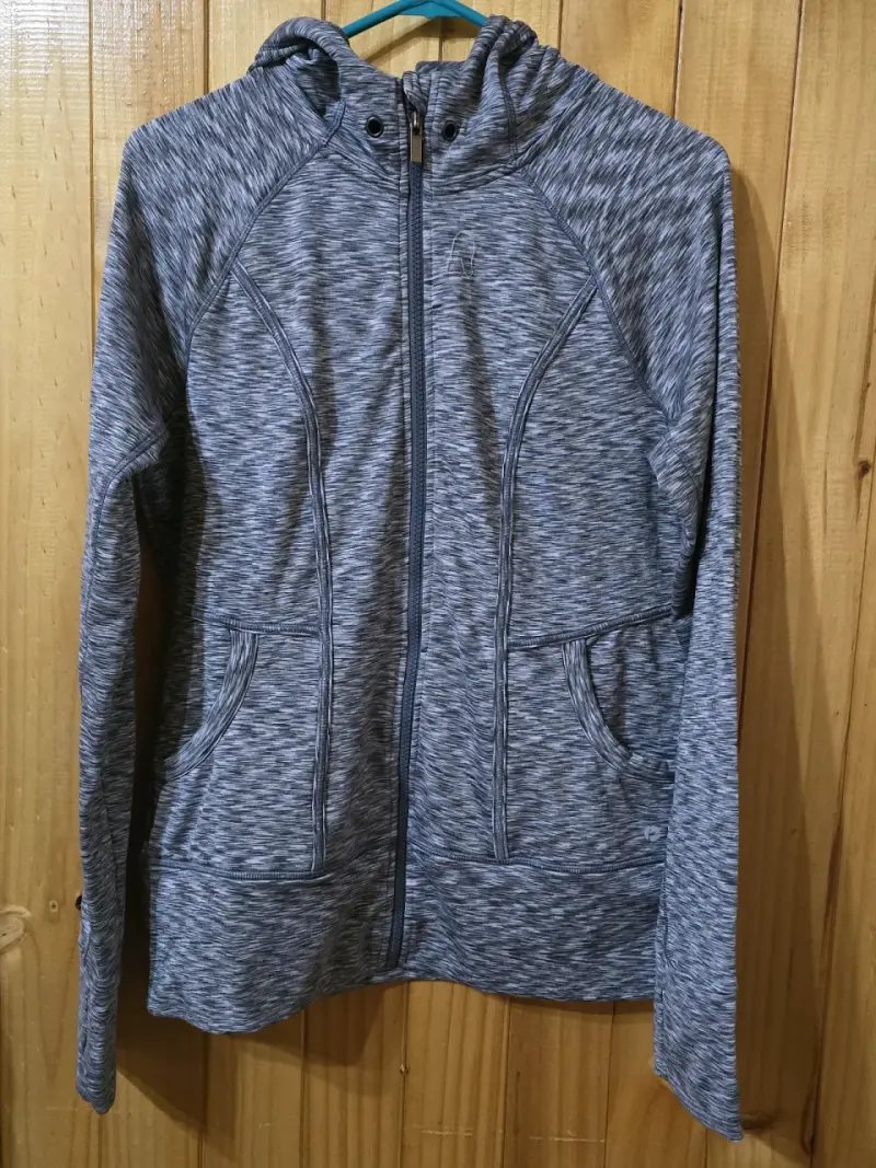 Chaqueta deportiva gris con capucha para mujer