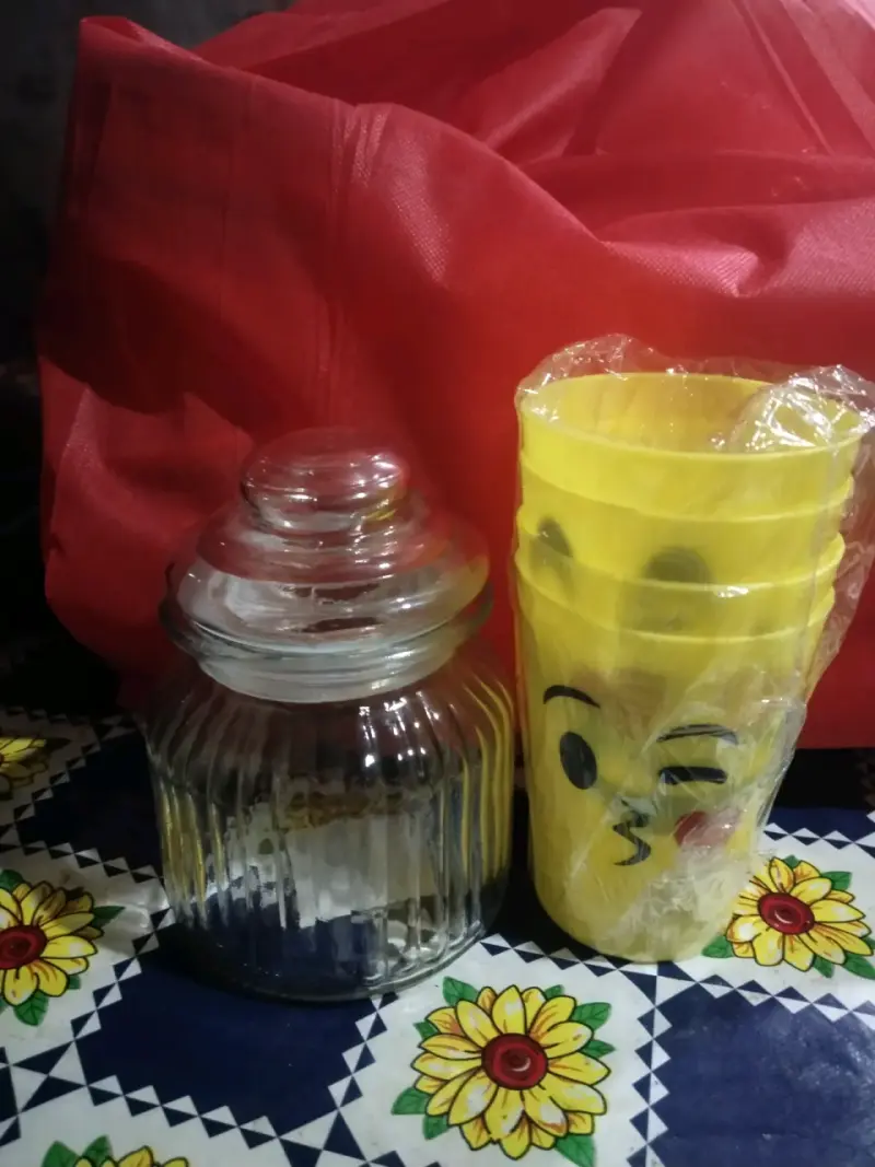 Set de frasco de vidrio y vasos plásticos amarillos