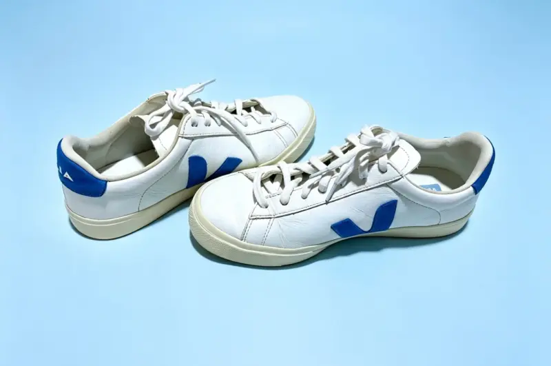 Zapatillas deportivas blancas y azules Veja - 2