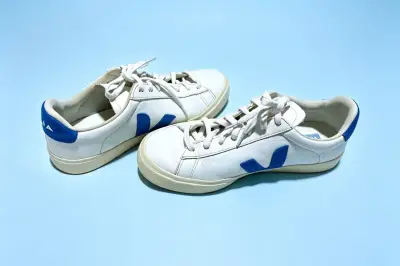 Zapatillas deportivas blancas y azules Veja - miniatura 2