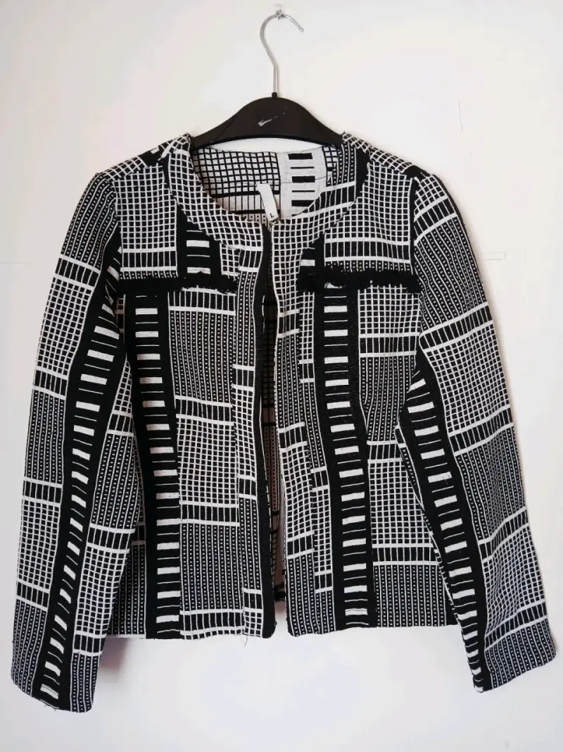 Chaqueta de mujer estampada en blanco y negro - 1
