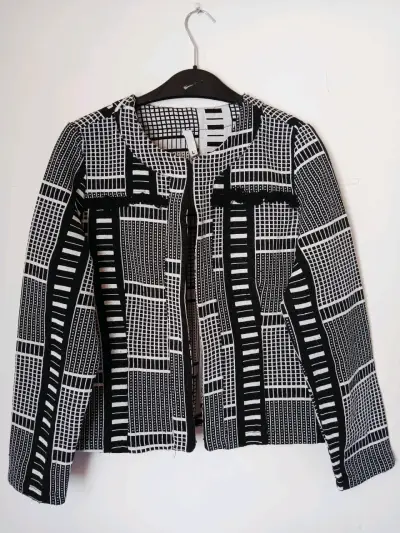 Chaqueta de mujer estampada en blanco y negro - miniatura 1