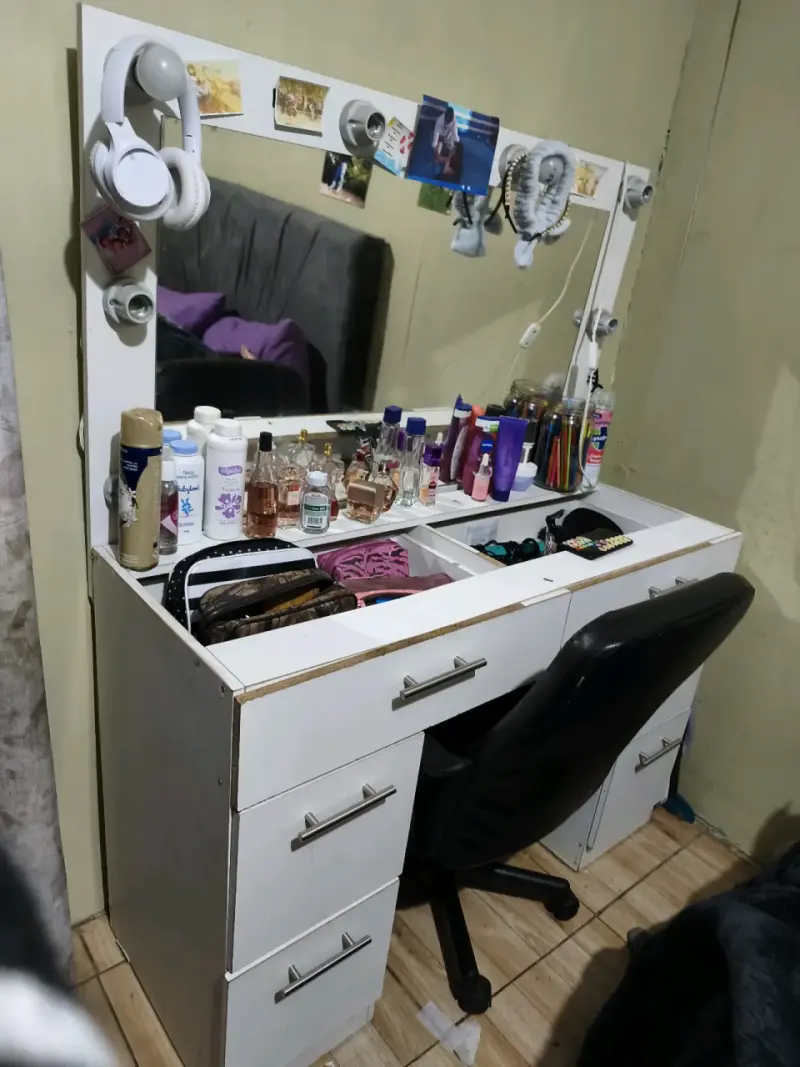 Tocador con espejo y luces para maquillaje - 1