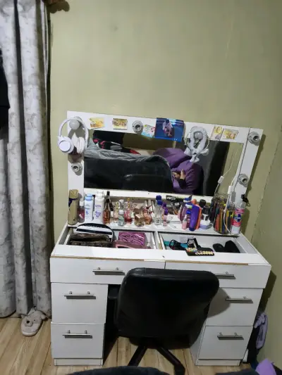 Tocador con espejo y luces para maquillaje - miniatura 2