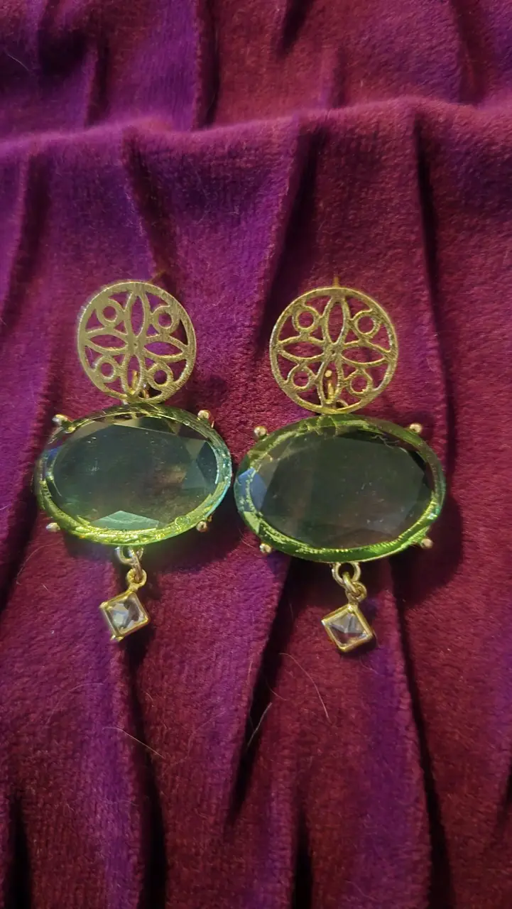 Elegantes aros colgantes con piedras verdes