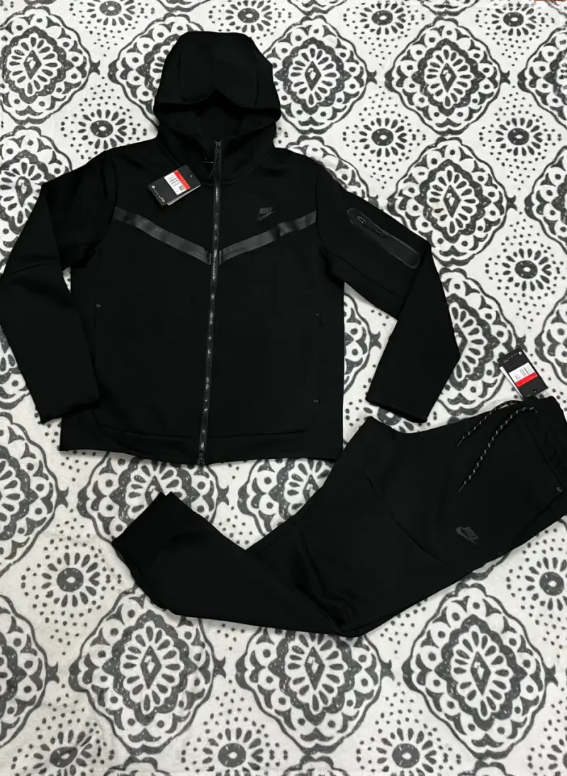 Conjunto Nike Tech Fleece negro - 1