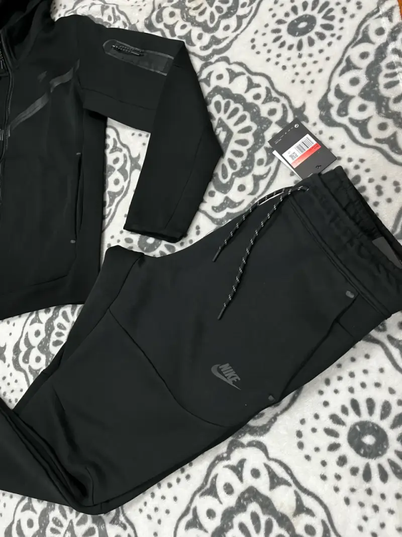Conjunto Nike Tech Fleece negro - 2