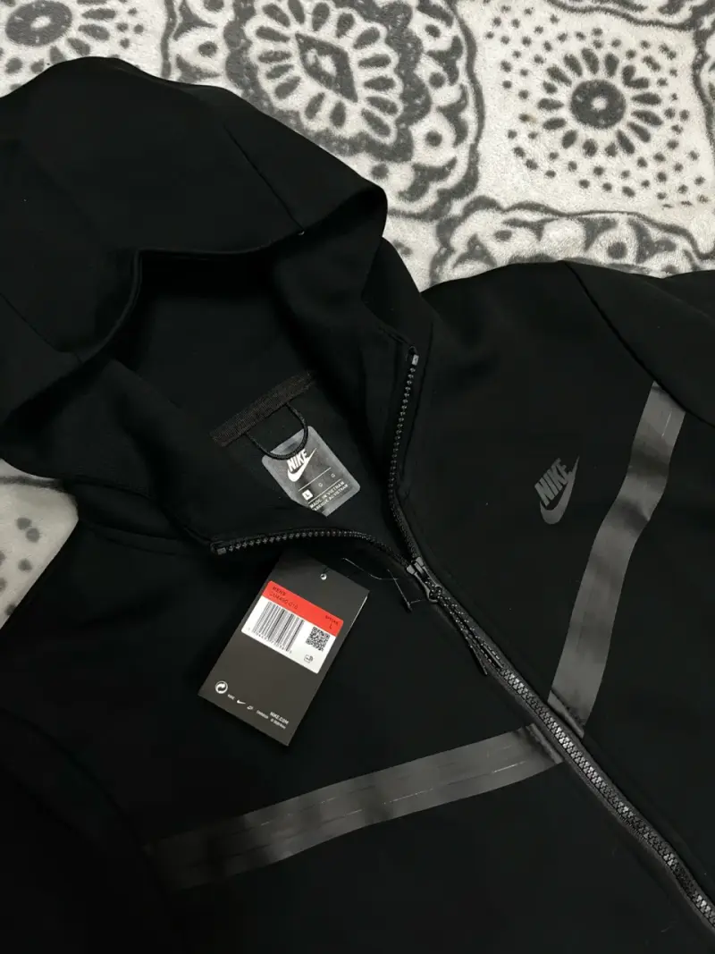 Conjunto Nike Tech Fleece negro - 4