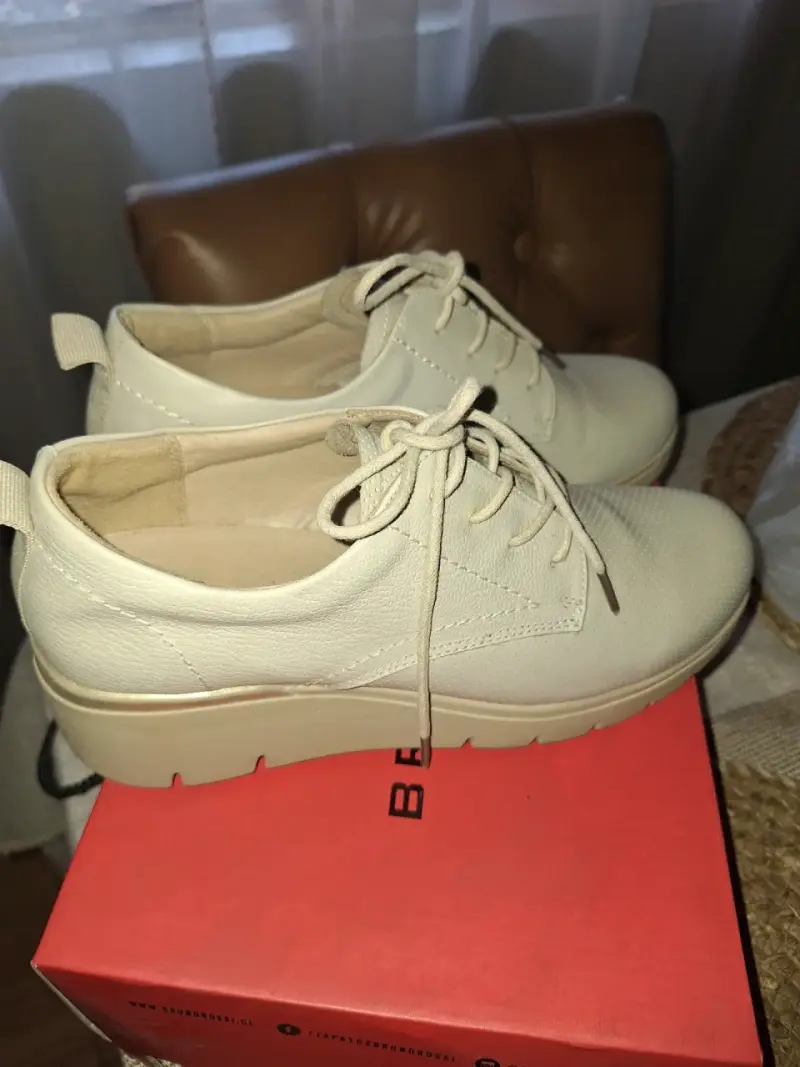 Zapatos casuales de cuero beige para mujer - 1