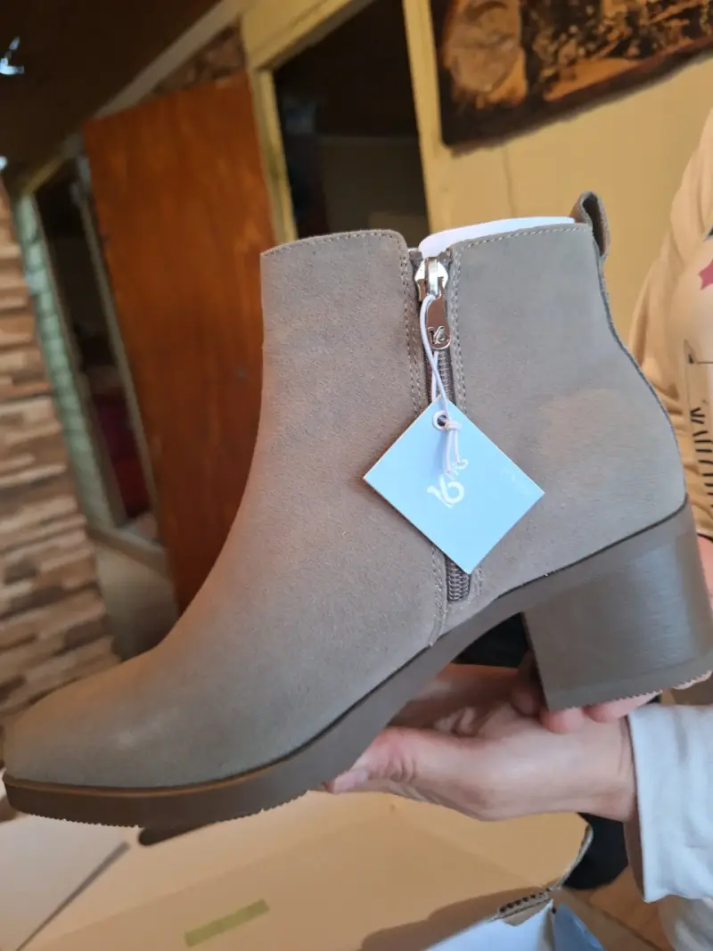 Botines de gamuza beige con cierre lateral - 1
