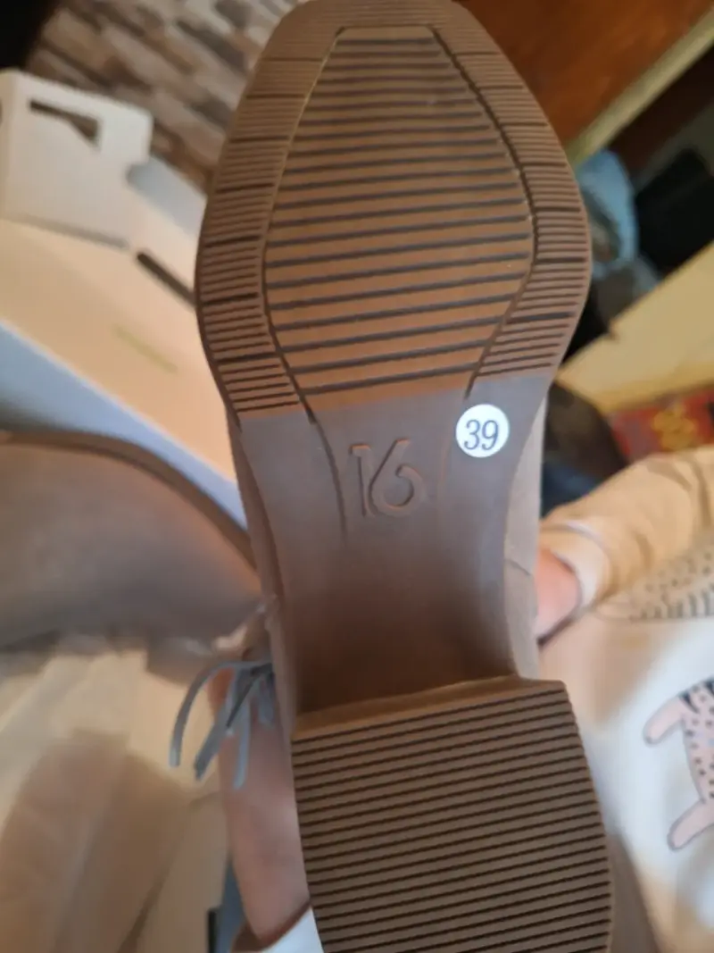Botines de gamuza beige con cierre lateral - 4