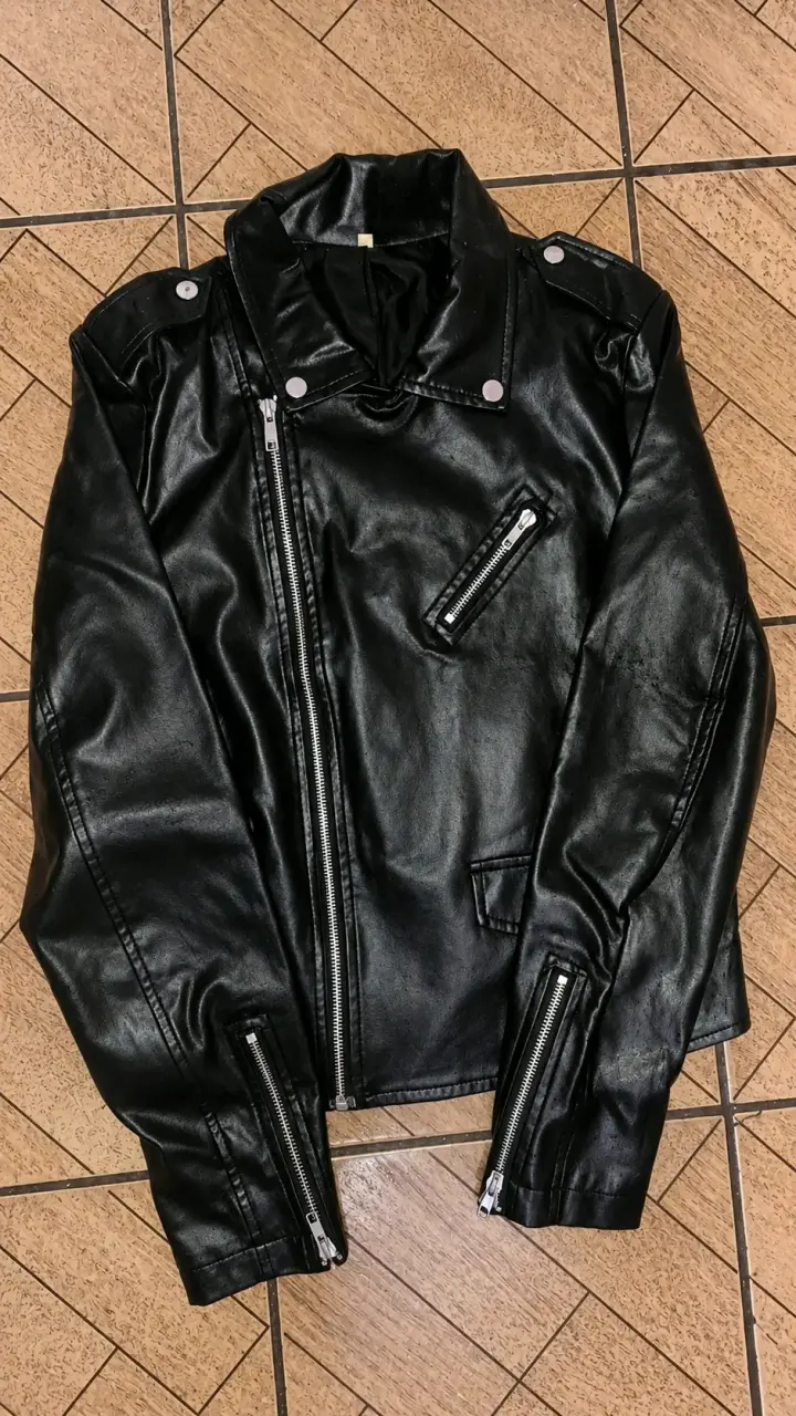 Chaqueta de cuero negra estilo motociclista