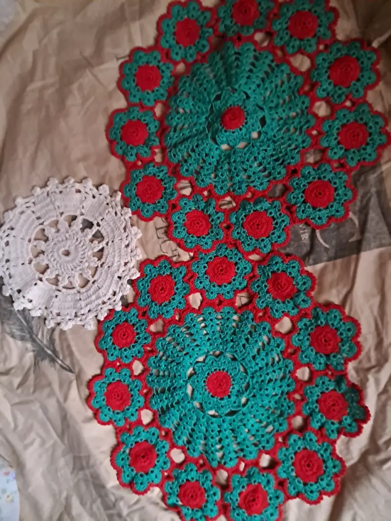 Set de tapetes tejidos a crochet coloridos - 1