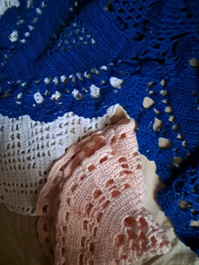 Set de tapetes tejidos a crochet en colores variados - miniatura 2
