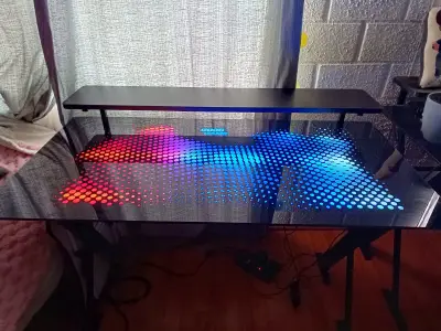 Escritorio gamer con luces LED RGB - miniatura 2