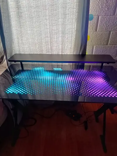 Escritorio gamer con luces LED RGB - miniatura 3