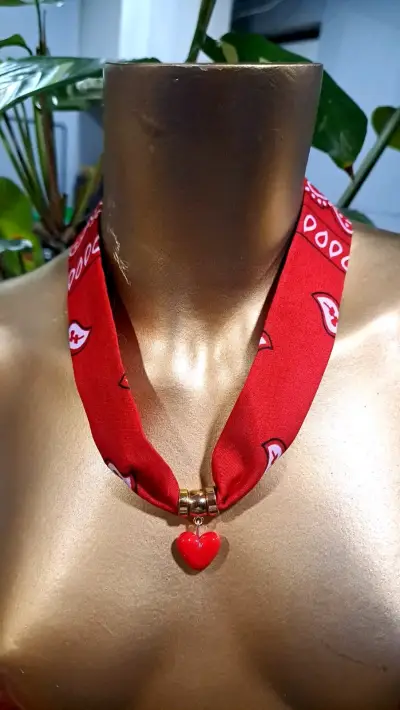 Collar ecotextil en colores con dije de corazon - miniatura 1