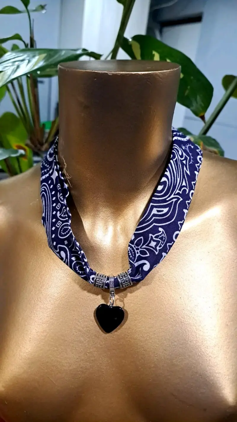 Collar ecotextil en colores con dije de corazon - 2