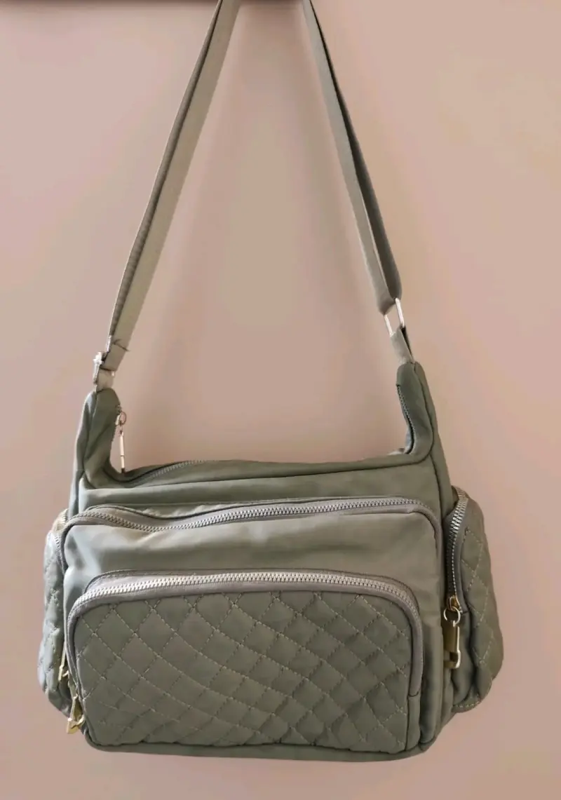 Bolso bandolera verde con múltiples bolsillos - 2