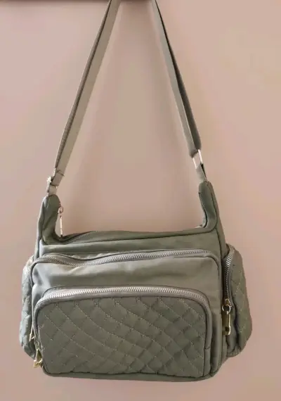 Bolso bandolera verde con múltiples bolsillos - miniatura 2