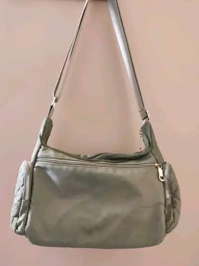 Bolso bandolera verde con múltiples bolsillos - miniatura 4