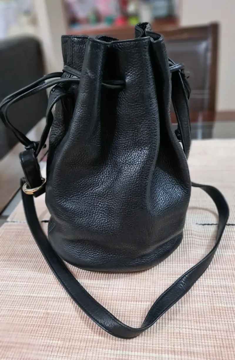 Bolso de cuero negro estilo saco - 1