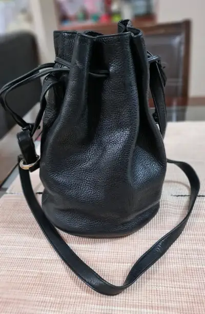Bolso de cuero negro estilo saco - miniatura 1