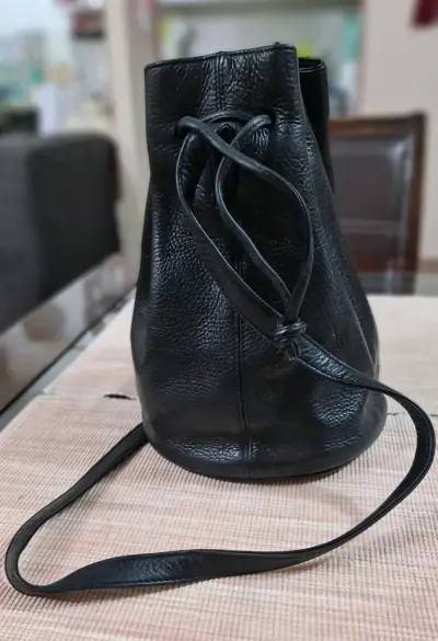 Bolso de cuero negro estilo saco - miniatura 2