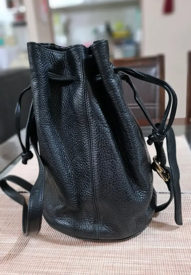 Bolso de cuero negro estilo saco - 3
