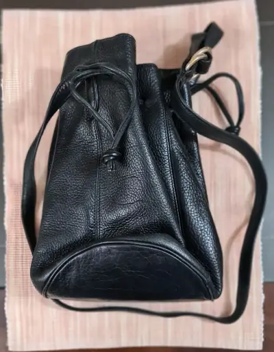 Bolso de cuero negro estilo saco - miniatura 4